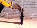 أفغاني يحك ظهره بأمشاط آلية حفر ثقيلة - فيديو