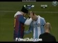 مشجع يقتحم الملعب و يقبل راس ميسى