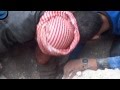 بالفيديو إخراج طفلة سورية حية من تحت الأنقاض