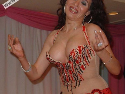 خليجي يصرف مليون دولار في سهرة علي راقصة عارية
