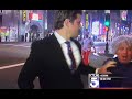 شاهد ماذا فعل مراسل تليفزيوني مع شخص حاول الظهور في الكاميرا