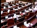 فيديو.. عضو بالكنيست يلعب "كاندي كراش" ولا يبالي بمناقشات خاصة بقانون التسلل