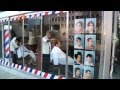 فيديو حلاق ياباني يقدم قصات مجنونة لرأس السنة