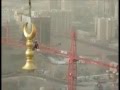 مقطع مهيب لرفع هلال احدى مآذن الحرم المكي - فيديو