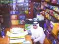 شاب خليجي يسرق لاب توب بطريقه غريبه جداً !!