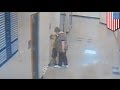 فيديو يرصد معلمة أميركية تمسك بعنق طفل وتدفعه على الحائط