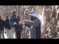 داعية خليجى يدخل أشهر أوكار الدعارة فى تونس ناصحا .. فيديو