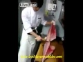 طباخ يتلذذ بتقطيع سمكة وتعذيبها وهي حية .. فيديو