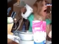 شاهد ماذا حدث لفتاة أخرجت لسانها أمام الكاميرا؟
