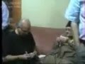 شاهد بالفيديو المرشح المصري شفيق يوزع شيكات