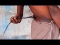 يقفون طوابير للتبرك به .. رجل هندي له ذيل " 35 سم " يعتقدون أنه "الإله القرد"فيديو