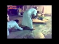 يشعل مفرقعات تحت ثوب ابوه مضحك جدا