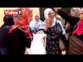 سيدة تقيم حفل سبوع لوليدها أمام لجنة انتخابية