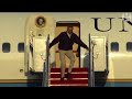 فيديو أوباما يكاد ينزلق على سلالم طائرته الرئاسية