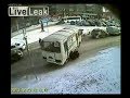 حافلة تدهس شخصين ويخرجان من تحتها سالمين - فيديو