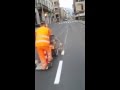 فيديو موظف يرسم خطوط الشوارع باحترافية عالية دون أخطاء