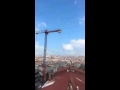 فيديو .. أدركه الوقت فصلّى على رافعة من ارتفاع شاهق