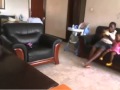 خادمة افريقية تعامل طفل بوحشية اثناء غياب والديها