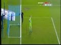 مشجع ينزل الملعب ويضرب حارس المرمى في الدوري الإنجليزي