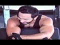 شاهد تامر حسنى وهو يستعرض عضلاته أثناء ممارسته الرياضة فى إحدى صالات الجيم