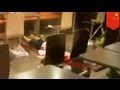 بالفيديو.. ضربوها حتى الموت في "ماكدونالدز"