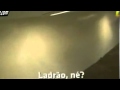 أحد اللاعبين يسرق كاميرا صحفي كانت تصوره