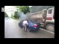 بالفيديو.. رجل شجاع ينقذ زوجين قبل انفجار سيارتهما