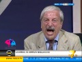 هدف يصيب معلقا شهيرا "بالجنون" على الهواء