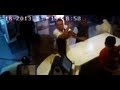 عصابة تسرق رجل في ماليزيا دون علمه بلمح البصر - فيديو