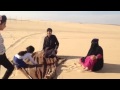 فيديو سعودي يزلج زوجته على رمال الصحراء