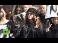بالفيديو.. ناشطون ضد التنقيب عن النفط يحتجون عراة