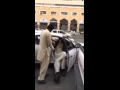 كيف يركب أطول رجل في العالم السيارة؟ فيديو
