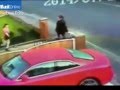 بالفيديو .. سرقة عشب الجيران بجد ونشاط
