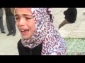 جندي اسرائيلي يلقي المصحف الشريف أرضا ويدوسه برجله في المسجد الاقصى
