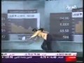 شاهد بالفيديو : مذيعة الاخبار الاقتصادية بالعربية تسقط اثناء النشرة