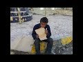 طفل سوري يأكل الكرتون من شدة الجوع والحصار - فيديو