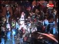شاهد بالفيديو.. زفَّة عروس بميدان التحرير بجوار الاشتباكات