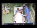 طبيب يضرب مريض بالقلب في العناية حتى الموت - فيديو