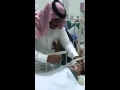 بالفيديو اب يعتذر لأبنه بعد ان عجز عن توفير العلاج له