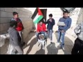 شاهد بالفيديو : كيف استقبل "مواطن فلسطيني" جيش الاحتلال في منزله ؟