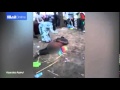 بسبب اغتصابها لابنتها، ماليزية تضرب شاب وتعريه أمام الأهالي