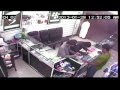 شاهد بالفيديو ثلاثة شباب يسرقون محل جوالات بالكويت