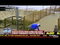 لقطات طريفة لمراسلي القنوات الامريكية وهم يغطون اعصار ساندي