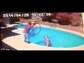 بالفيديو: يغرق رضيعته ليعلمها السباحة