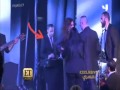 بالفيديو لقطات لم تعرض لوقوع إليسا على المسرح وردة فعل شقيقها
