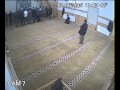 فيديو طفل صغير يتسلل إلى مسجد ويتسبب في سقوط أحد المصلين على رأسه
