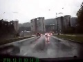 البرق يضرب سيارة دفع رباعي‬