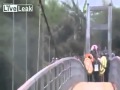 بالفيديو .. الموت يحصد أرواح 8 أشخاص في طريقهم إلى مقبرة