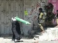 مسن فلسطيني يتصدى لجنود الاحتلال