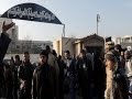 فيديو: قاطع رؤوس بداعش يفرح للرقاب الطرية .. معتقل يكشف ما داخل سجون داعش